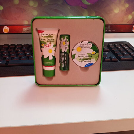 包装好看，小清新
香香的，朋友生日送她的
护手霜很小只
物流很快，开始还担心到不了