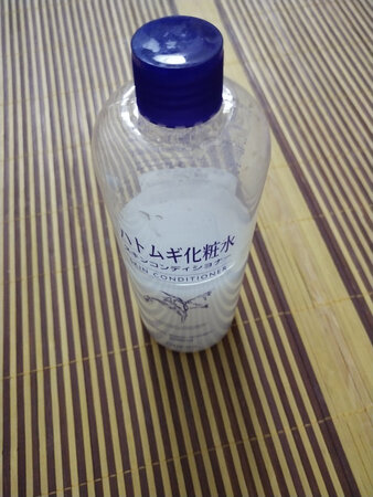 很喜欢这个薏仁水，补水不油腻，用了半瓶后觉得自己的脸比之前白了一些。