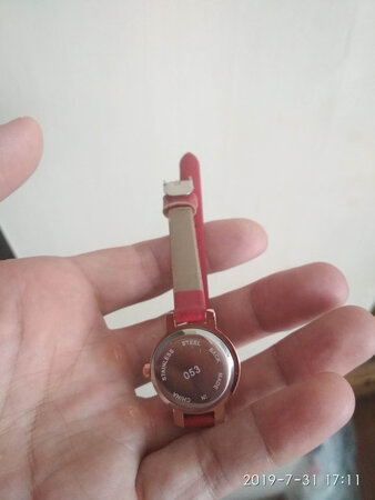 外形很小，就是稍有点厚度，待着还好看！