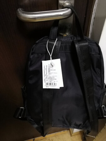 我心怡的高尔夫双肩女包终于买到手了，而且是以优惠的价格囊入。这个包我的感觉是漂亮大气，看着不大但容量不小，它的材质是锦纶面料，易于清理，而水呢还不容易渗透。颜色、样式都喜欢，且内外兜的布局也很合理，如果后面再有一个暗兜就更好了。这个包在我的购物车里已经放了很久了，之前有一个优惠机会给错失了，再加上也有其它包在用着，也就不着急，慢慢等它再次降到比较优惠的价格，终于双十一的大优惠力度，再加上我对它的热情未减，让我拥有了它。发货速度快，因为是京东自营的，上午下单，傍晚就收到了，非常开心！满意五星好评！