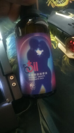 东西挺不错，按摩起来也挺舒服，(没用这个做一些特殊的事情?狼友们可以自行略过本条评论)
手感还可以，有一点油，但很多的是水的感觉，味道的话，如果用的不是特别多的话，闻起来也挺不错的，使用前记得先清洗要按摩的部位(最好直接洗个热水澡)，然后就可以开始享受啦。个人体验还是比较不错的(不过如果主要用来按摩的话还是推荐按摩装的?)