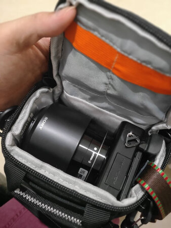 小身材，可装的东西可多了
SonyA6000套装的1650镜头+501.8镜头+
两块备用电池没压力