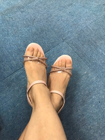 有点儿夹脚，不知道是不是脚瘦的原因，不过跟的高度挺适合的，不累