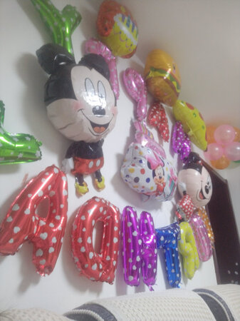 孩子过生日用的，挺漂亮的，就是粘胶不牢总掉，还算可以。