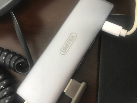 产品质量：质量应该不错，外接电源线。
外形外观：金属外观手感好