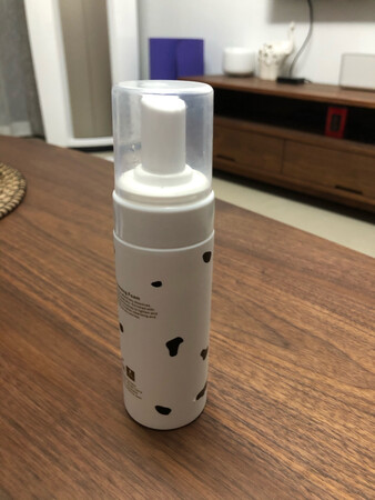 一款比较喜欢的洗面奶，用了五六年了，泡沫细腻丰富，洗完清爽不干燥。