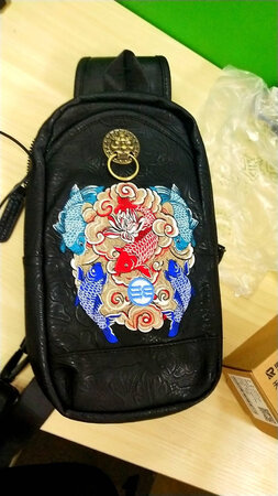 好看，太漂亮了，皮很厚很有质感的那种，而且刺绣比我想象中好太多，很精细，好搭配衣服，很满意的一次购物