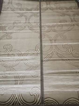 南极人水竹席做工质量很好，碳化处理工艺，正面竹面光滑，竹片宽窄均匀，色彩一致，使用舒服清凉；反面柔软，花纹、色彩搭配好看，夏天必备用品之一。
物流快递给力，包装完好；头天晚上下单第二天就到货，快递小哥还亲自给送到四楼，服务态度非常好，点赞好评！