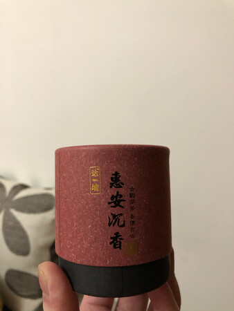 沉香的味道不错，不腻，不呛人，昨天买了香炉就迫不及待的在该店家了一盒沉香，真心觉得很不错?????喜欢和朋友喝茶聊天时候，一人独处看书时候焚上一盘香，青烟袅袅，很闲适安逸，还会继续回购该产品。