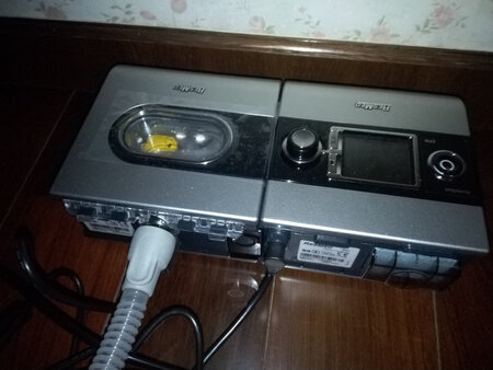 商品应该是正品，虽然是s9，但比s10功能差不多，图个便宜性价比高一点，银子不够多，哈哈，如果银子足够很想试试双水平的。也做功课对比了菲利普，感觉差不多。现在努力使用中，以后再来评价效果
最后要说，客服很客气服务挺好，真是客+服
有睡眠呼吸暂停的，为了救命，得用呼吸机得用得用！不是广告，真得用