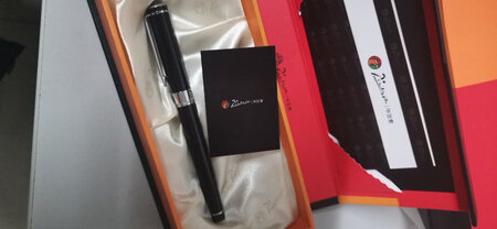 颜值包装：包装不错。比较大气。看着漂亮。
做工质感：钢笔比较轻便，然后材料看着还可以。
顺滑程度：没用呢，用完以后在追评
手感：摸着感觉一般吧。
其他特色：这个笔盒不错，比较可以。
字迹粗细：买的是美工笔，应该是会粗一点吧。