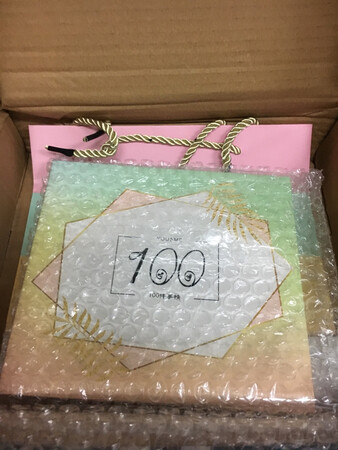 包装精美 做工也蛮细致的  印刷也清晰 情侣之间买一个蛮好的