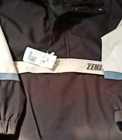 这套衣服还真是挺帅气的，拿到货看了看真是很喜欢，送给男朋友的，价格合理，卖家发货也快，颜色正，配色好看协调，尺码也合适，真是一次满意的购物体验！
