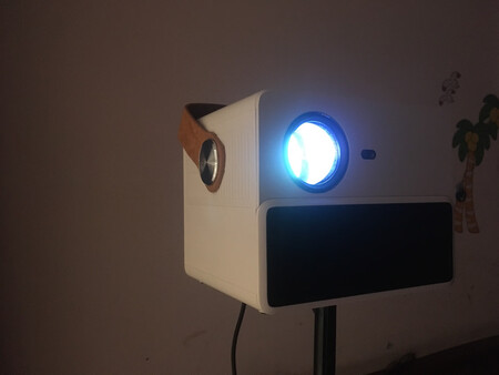 挺好，声音挺好，画面对得起这个价，关灯效果更好