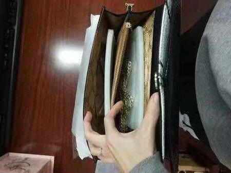 包包收到了，非常漂亮喜欢，跟图片中的一样，内存大质量很好，快递很快收到了，是我购到的最满意的物品，下次还会光顾的。