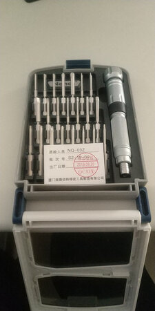 有一个残念的地方 工具盒这外面的亚克力夹住了一部分保护膜