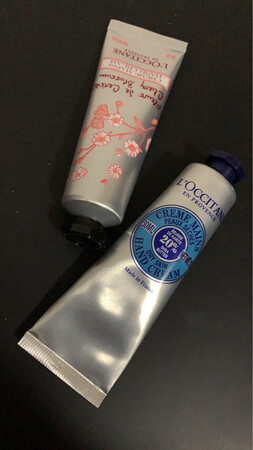 乘着双十一活动买的欧舒丹护手霜，买二送一，性价比高很多。欧舒丹的护手霜算是护手霜里相当贵的了，也是有口碑的。想着是京东的官方旗舰店来买的，放心些，物流还算比较快，先用用看再说，用完了再来追评了。建议购买！
