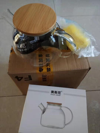 美斯尼泡茶壶耐热玻璃茶具是由高硼硅加厚玻璃制作而成。花果茶流水壶，耐热，无铅材料，大容量，壶盖有304不锈钢，手工吹制。光滑通透耐冷热玻璃壶。让买家放心使用，品质生活触手可及。服务保障放心购买。