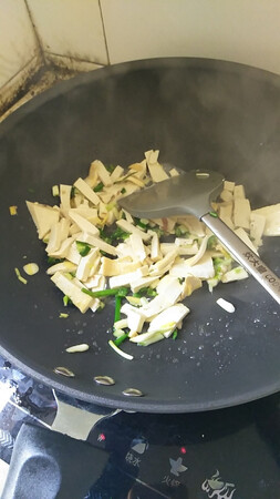炒菜油烟小，没有也不现实，不粘锅真的