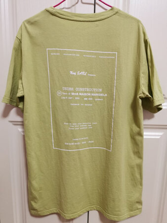三彩的衣服穿着就是很舒服的，这件短袖是棉质的。一直喜欢棉质的衣服，别的品牌的衣服基本没有棉质的，大多数是化纤类面料，穿着不透气。在三彩服饰还是有很多棉质衣服可挑选的。今年流行牛油果色，这件短袖从正面看简洁大方，背面看得出设计者蛮用心的，所以三彩服饰畅销至今！
