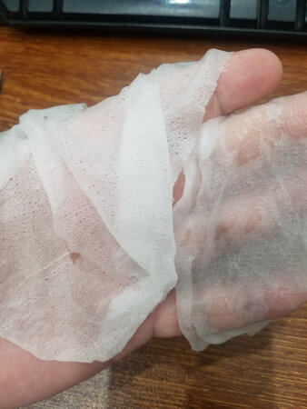 产品质感：差 非常差 看图片  左边是京东购买的 右边是实体店购买的。比100元24片还差太多了，这么粗糙的无纺布怎么敢贴脸上。
使用感受：差  没有敢使用，看到那无纺布就不敢使用了