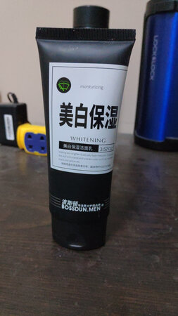 用过几次波斯顿的洗面奶，这个是新款，本想着应该没有什么问题，可是回来打开用的时候挤出的洗面奶能闻到一股塑料的味道，不知道是不是真的，以后不会买这型号的了，