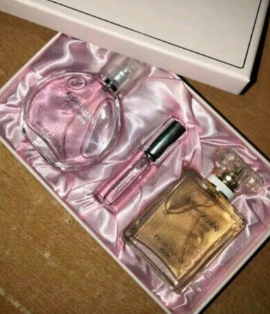 一下子就买了两盒，很喜欢的香水，味道很好闻，十分满意的，喜欢的啊，很好闻