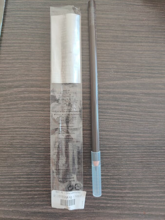 一直想买这款眉笔，关注了很久，正好这次双十一有优惠活动，还好及时入手，付款就发现已经没货了，买的深棕色，想买只灰棕色的没货，同一天下单第二天就收到了，京东就是快，没想到眉笔很长，试了一下效果果然和便宜的不一样，颜色也挺好的，缺点就是得自己削会浪费，下次再有优惠活动再买只灰棕色的试试