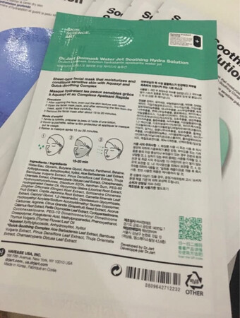 产品质感：面膜很软，清薄，气味比较好闻，没有什么刺鼻感；
使用感受：精华液比较浓稠，温和不刺激；
适合肤质：本人有稍微红血丝，稍干，用了之后皮肤像喝了水一样；
补水效果：补水蛮好的，皮肤滑滑的
贴合效果：感觉稍微大了一点
其他特色：用了之后，皮肤细腻，很光滑，比之前更白了哟