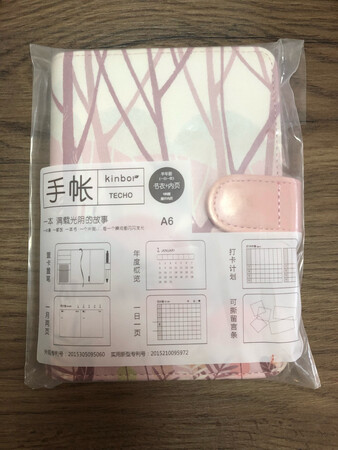 产品质感：质感超级棒，油皮纸的触感，摸着很细腻，高级感满满
厚薄程度：大约两三公分的厚度，拿在手里非常合适，有些份量但不至于太厚
尺寸大小：A5的尺寸很适合随身携带，小包包也可以轻松放的下
产品设计：设计没的说，美！