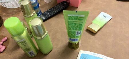 拿回家就使用了挺保湿的，拿回家给妈妈用单纯保湿补水还是不错的，还送了面膜和体验装