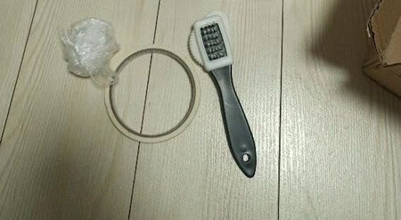 喜欢穿翻毛皮鞋子，因为它时尚好看，就是太不耐脏了，有了这个宝贝，打理不成问题了，简单好用