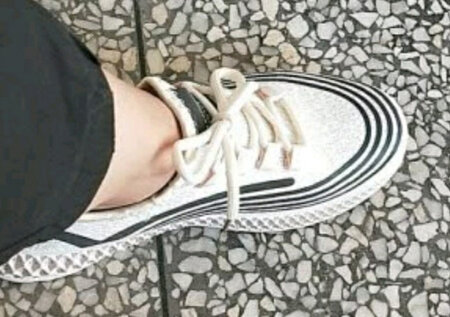 说实话，这个鞋子真心不错，我每次穿这种鞋都会磨脚，但是这个鞋子不磨脚，而且没有色差，和图片上一样，而且还送了好多赠品，挺高兴的，好多朋友看到我买的鞋子都说不错，很时尚，潮流这鞋子是真的挺好的，但是建议亲们买的话买小一码的鞋子！
