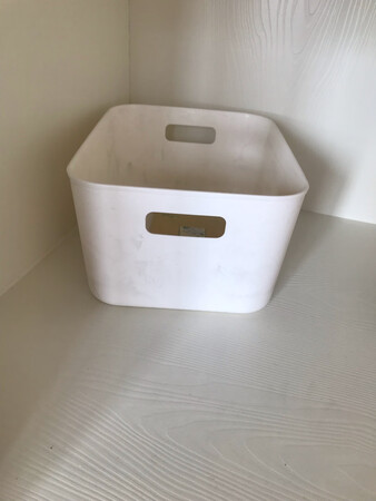 觉得实用性强，分两次买了二十几个收纳盒，但是放在柜子里一周左右，白色的盒子内外都有黑色的纹路，手一摸会有些糊，问卖家，他说不是他们产品问题，让我擦一下，我就擦干净，放在那边。一周左右去看。又黑了。后来我问了好多人。网上找了。才知道是塑料质量太差。是回笼塑料。都会发生这种情况。好吧，我只能退了几个，剩几个将就用用。