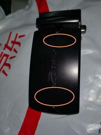最后一件组合宝贝，两个扣头其中灰色那款有疵暇，漆面有磨损，要对着光仔细看才能发现，照片基本看不出来。压皮带锯齿那也有使用痕迹。严重怀疑是他人用过的退换货，但不影响使用。其它还好，给个好评吧。