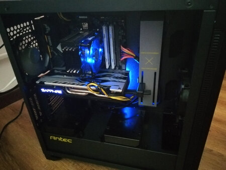 antec 的机箱做工不错，钢板扎实厚重，买的不是侧透，免去光污染。  还带显卡托架 调节方便。