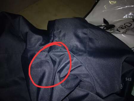 做工不咋的，几百块钱衣服，工作人员发货也不检查，第一张是里子开线，第二张是胳膊窝开线