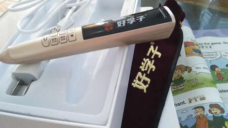 客服很好很热心，特意电话核对孩子的教材需求。孩子很喜欢这个产品。