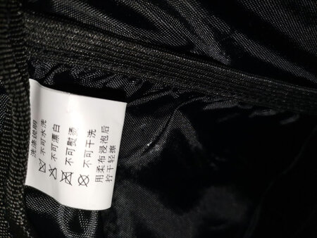 虽然刚开始没买的时候就嫌大，买了背的时候果然还是大了点，但是竟然刚刚好装的下15.6寸的电脑，所以也是比较满意了的了，长得高的可以不用考虑背上太大的问题，然后这个书包颜值那是相当的高啊，在学校看了好几个同款了，真是看一次看一次啊，最后就是不知道为什么这书包竟然不能水洗，还好还好买的是黑色不易脏，快递的包装也算可以的了，喜欢的朋友赶紧下手吧，绝对不会后悔的，冲鸭！