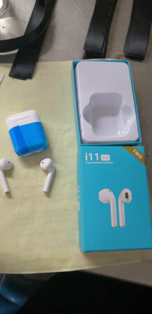 音效音质：超级nisc,自动连接
续航能力：电池?电量显示在手机屏幕上，续航时间听歌2小时没问题
舒适度：带在耳朵上怎么跳也不掉，舒服，