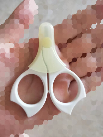 必须好好夸一下这个新生儿指甲剪，和新生儿大礼包一起买的，最有用的就是这个指甲剪，价格有点贵，但贵有贵的道理，别看小小的，其实特别锋利，剪指甲很快，先是从医院回来发现肚脐那边的线头太长，消毒之后剪了一下，后面指甲长得快，差不多几天剪一次吧，不然宝宝就会乱抓抓破自己的脸，总体顺手好用好评！