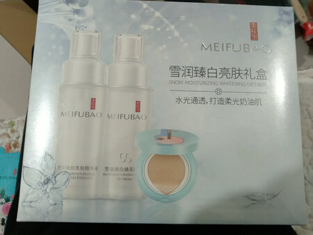 老婆喊着让我选套化妆品，但总高不成低不就，挑花眼了都，这次没问她直接下单，活动了才告诉她，老婆很开心，买对了。活动期间还选了个套装，两套加起来300多不到，价钱真便宜，品牌也有保证，质。量没的说，赠品一堆，满满的一箱子，够老婆用好久了，等老婆用过了再来追加评论。总之很满意的一次购物
