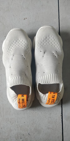 穿着挺舒服的，透气程度很完美，本鞋穿着是休闲系的那种，穿上爬山去了，散热很好，也很轻便，汗脚爬山一整天也没有异味。刚开始店家建议按自己运动鞋码数购买了43，大了一轮，退换时店家要求擦拭干净，本人试穿了右脚，擦拭了一遍，左鞋有涂鸦的痕迹，应该是进盒工作人员标记，最后拿湿纸巾擦拭才给了退换，这就有点无奈了，总的来说鞋子质量过关，第一次清洗图