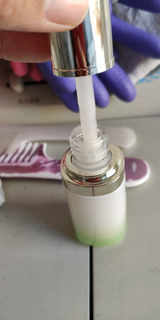 精华液，吸收的很快，吸管式的干净卫生，用着很方便的，谢谢卖家，淡淡的清香味很喜欢