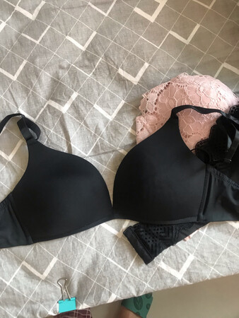 这款内衣无钢圈比较舒服，也很轻薄，但是呢有点松，也不聚拢胸型。不太适合外扩的。不过舒服就行。