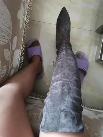 没想到这个价位还能买到这么不错的靴子，物超所值啊！唯一一点就是腿围有点小，不过凑合可以塞进去，期待自己瘦点会更舒服，减肥的动力！哈哈哈！贴心的店家还送了小礼物?谢谢啦！还会继续光临?