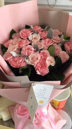 很准时 当天下午送到 花也很新鲜 很漂亮 配色挺好的