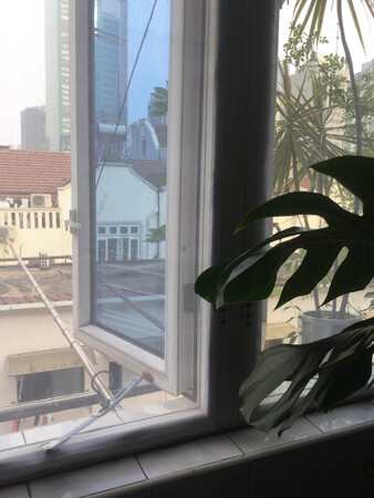 夏天家中蚊子多，定了商家的这款纱窗帘，做工很不错，尺寸也很适合，送货速度快，非常感谢?，可以安心度一个夏天，关键是价格实惠