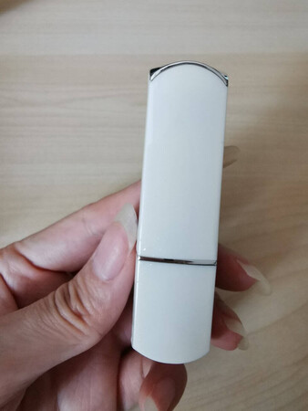 小小的一支，像口红一样，平时外出带在包里很方便，滚珠式的，用起来很方便而且不会浪费，香水刚用的时候味道稍微有点浓，但中调和后调真的炒鸡好闻，特别是后调真的很好闻， 淡淡的香味，越闻越好闻，小姐姐们喜欢的可以入手?