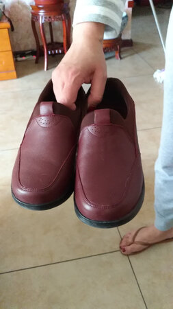 我已60多岁，自从买了足力健的鞋就认定今后就穿这款鞋。因为舒服、漂亮，价格实惠，特别适合中老年人。